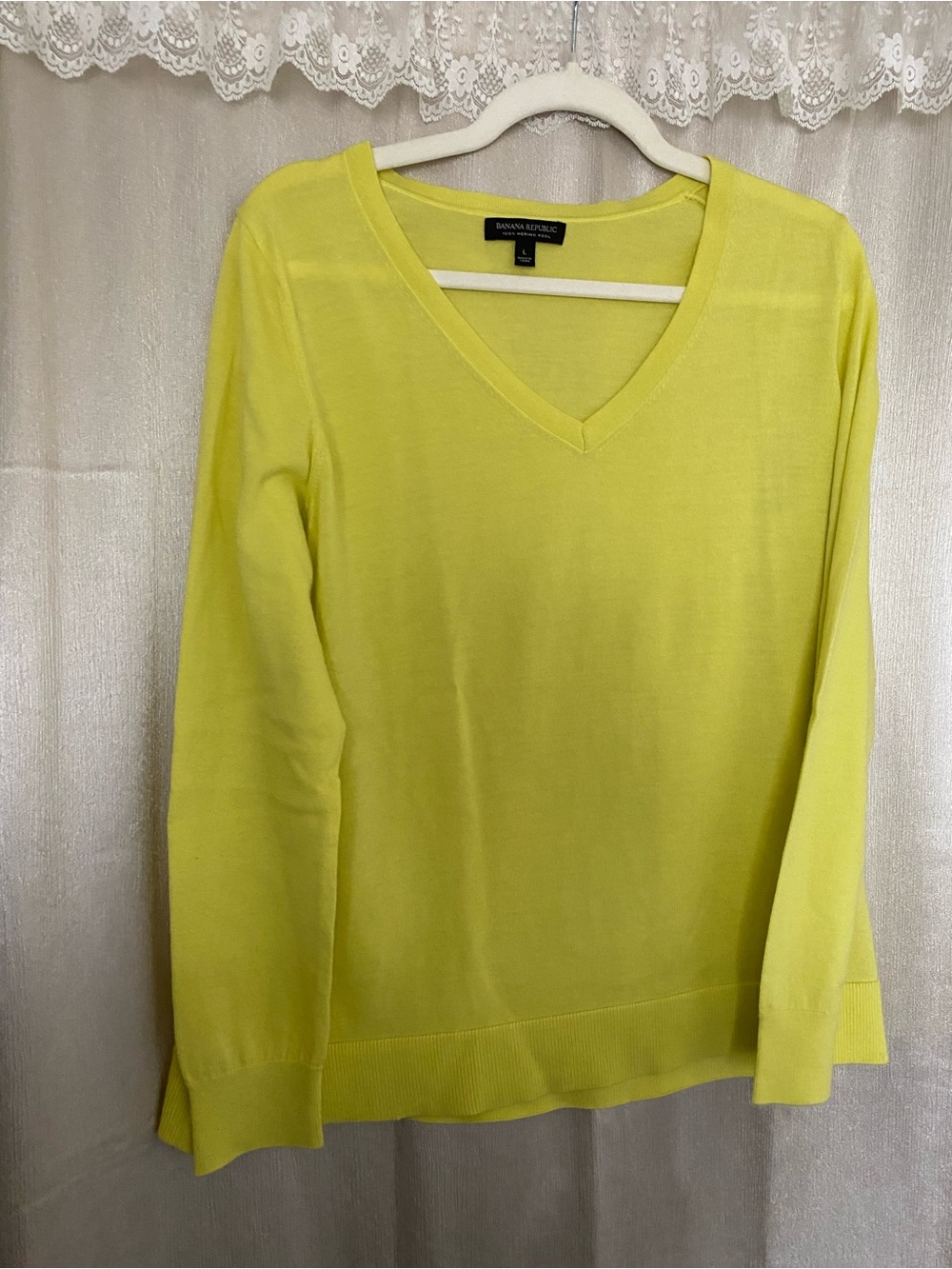Banana Republic 100% Merino Wool Neon Yellow V-Neck Sweater Large